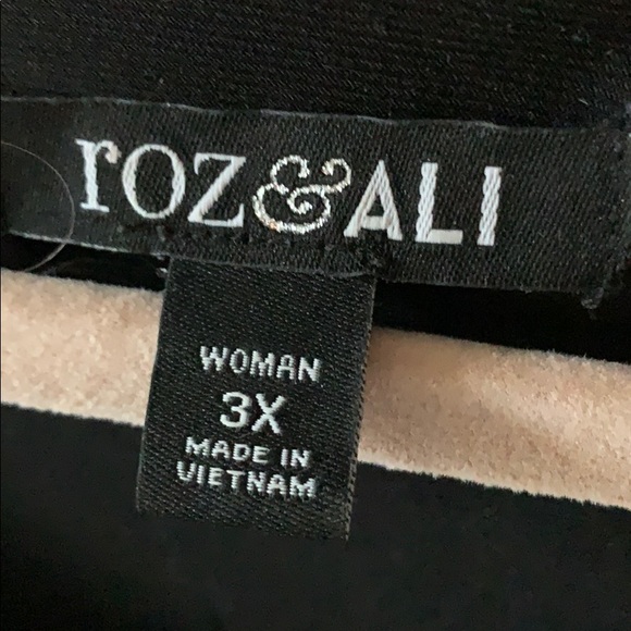 Black and creme print blouse. - Picture 2 of 5